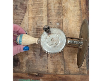 Vintage A&J Batteur à oeufs à manivelle, accessoire pour couvercle de bocal, manche en bois, outil ancien