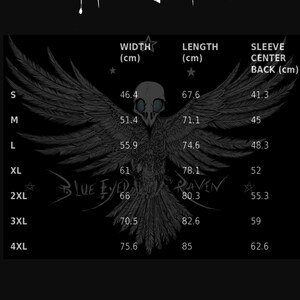 Op de afbeelding: Een zwarte maattabel met de tekst SIZE GUIDE bovenaan en BLUE EYED RAVEN in het midden. De tabel vermeldt de maten S tot en met 4XL met bijbehorende afmetingen voor breedte, lengte en mouw middenachter in centimeters voor kledingstukken.
