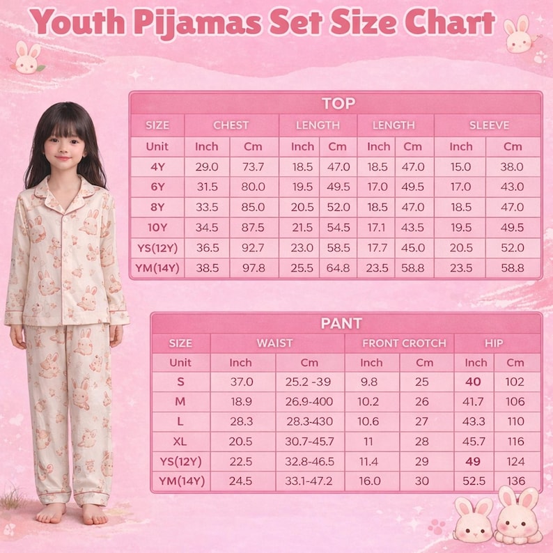 Puede incluir: Una ni&ntilde;a modela un conjunto de pijama beige con un estampado de conejitos. El conjunto incluye una camisa con botones y pantalones. Una tabla de tallas proporciona medidas en pulgadas y cent&iacute;metros para varias tallas, incluyendo pecho, largo, manga, cintura, tiro y cadera.