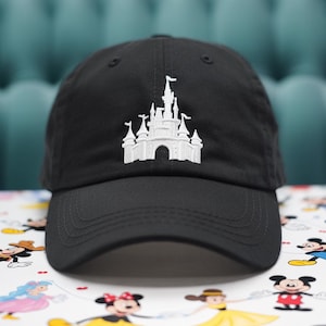 Cappellino da baseball con ricamo a forma di castello: cappello magico da favola, grazioso cappello da castello da principessa, outfit per le vacanze al parco a tema, regalo ispirato a WDW