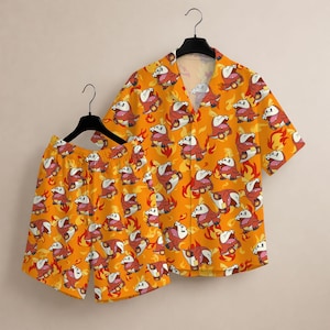 Puede incluir: Un letrero de madera rústico con el texto "Welcome to our home" en letras blancas. El letrero presenta un acabado envejecido y un diseño simple y acogedor, perfecto para la decoración de la puerta principal.