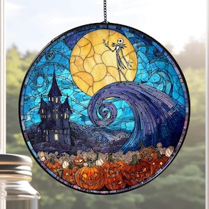 以下が含まれることがあります： ナイトメアー・ビフォア・クリスマスのシーンを描いた丸いステンドグラスの窓。デザインには、ジャック・スケリントン、満月、渦巻く丘、不気味な城、彫刻されたカボチャが含まれています。窓は黒いフレームで、チェーンから吊り下げられています。