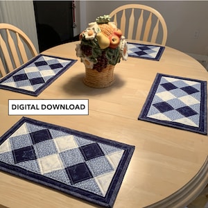 Może przedstawiać: Cztery niebiesko-białe, kratkowane podkładki na stół z jasnego drewna, z ozdobną misą na owoce w środku. Miska jest wypełniona sztucznymi owocami i ma kwiatowy wzór. Tekst "DIGITAL DOWNLOAD" jest widoczny w lewym dolnym rogu obrazu.
