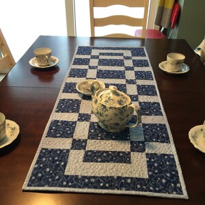 Sidewalks and Squares Quilted Table Runner - Tulip Square Pattern #552 ...