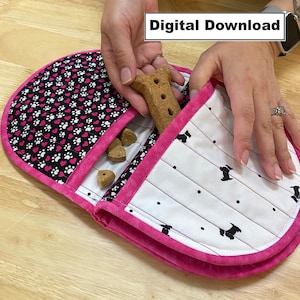 Peut inclure: Une pochette à friandises pour chien rose et blanche avec un motif de pattes et de cœurs noirs et blancs. La pochette a une poche avec un fond blanc et des silhouettes de chiens noirs. Le texte "Digital Download" est visible.