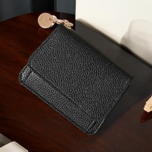 Minimalistische Ledergeldbörse - schlanker Kreditkartenhalter mit RFID-Blocker, leicht und wasserdicht, Kapazität für mehrere Karten mit sicherem Schnappverschluss.