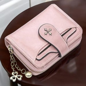 Carteira curta de couro sintético feminina – pequena bolsa com fecho, porta-moedas e porta-cartões, bolsa compacta para dinheiro em azul ou vermelho.