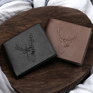 Herrenlederbrieftasche - 3D geprägtes Hirschkopfdesign, dreifach faltbarer, klassischer Stil mit mehreren Kartensteckplätzen