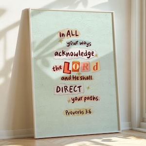 Peut inclure: Une affiche encadrée avec le texte "In ALL your ways acknowledge the LORD and He shall DIRECT your paths. Proverbs 3:6." Le texte est en différentes polices et couleurs sur un fond vert clair. Le cadre est blanc.