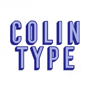 Op de afbeelding: Blauwe tekst "COLIN TYPE" in 3D-blokletterstijl. De letters zijn een middellauw met een donkerdere blauwe schaduw, tegen een witte achtergrond.