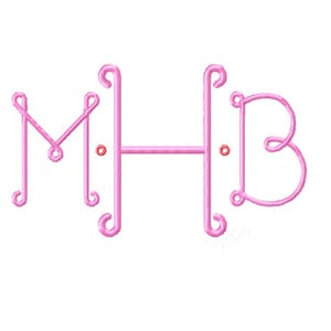 Puede incluir: Monograma bordado en rosa con las letras M, H y B. Las letras están conectadas con un estilo decorativo y cursivo, con pequeños puntos rojos colocados entre las letras. El diseño está sobre un fondo blanco.