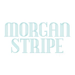 Może przedstawiać: Słowa "MORGAN STRIPE" wyświetlane są w jasnoniebieskiej, stylizowanej czcionce na białym tle. Czcionka ma dekoracyjny, pionowo prążkowany wzór, nadający jej wygląd vintage lub art deco. Ogólna estetyka jest czysta i prosta.