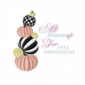 Könnte beinhalten: Ein Stickdesign mit einem vertikalen Stapel von Kürbissen in den Farben Altrosa, Schwarz und Weiß, einschließlich karierter und gestreifter Muster. Der Text lautet All DRESSED up For FALL FESTIVITIES in einer Mischung aus rosa und blauer Schrift.