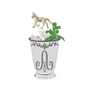 Puede incluir: Diseño bordado con una copa plateada con un borde floral y la letra "A". Una pequeña figura de caballo marrón claro está montada encima de la copa, con hojas verdes a un lado. El diseño está sobre un fondo blanco.