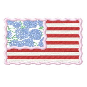 Peut inclure: Drapeau américain brodé avec une touche florale. Le drapeau présente des rayures rouges et blanches, avec une section d'hortensias bleus. Le drapeau est bordé d'une bordure rose festonnée, créant un emblème patriotique unique et décoratif.