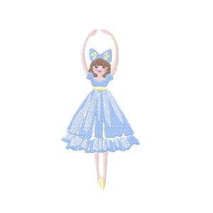 Peut inclure: Image brodée d'une ballerine dans une robe bleu clair avec un nœud assorti dans les cheveux. La ballerine est dans une pose gracieuse avec les bras levés. La robe a une jupe à volants et une ceinture jaune. La ballerine porte des chaussons de ballet jaunes.