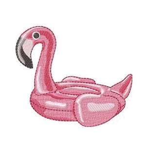 Puede incluir: Un parche bordado con forma de flotador de flamenco rosa. El diseño presenta un cuerpo de color rosa brillante con textura cosida, un cuello largo y curvado, un pico negro y blanco, y una base circular con reflejos blancos de plástico inflado.
