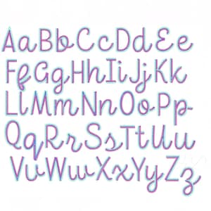 Puede incluir: Un alfabeto completo en escritura cursiva, con letras mayúsculas y minúsculas. Cada letra presenta un diseño cosido en morado y azul sobre un fondo blanco. Las letras están en estilo cursiva.
