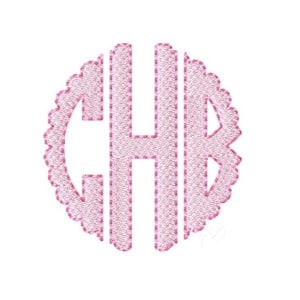 Op de afbeelding: Een lichtroze monogram met de letters CHB in een decoratief, gestikt lettertype. De letters staan in een geschulpte cirkel, alles tegen een witte achtergrond. Het ontwerp heeft een getextureerde, geborduurde uitstraling.