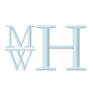 Puede incluir: Monograma bordado en azul claro con las letras M, W y H. Las letras están en una fuente serif clásica, con la M y la W apiladas a la izquierda y la H a la derecha. El diseño está sobre un fondo blanco.