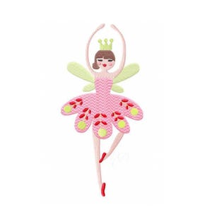 Könnte beinhalten: Gestickter Aufnäher einer Ballerina-Fee in einer Balletthaltung. Die Fee hat ein rosa Kleid, grüne Flügel und eine goldene Krone. Das Kleid hat rote und gelbe Akzente. Die Fee befindet sich auf weißem Hintergrund.