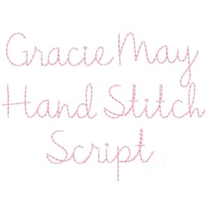 Può includere: Le parole "Gracie May Hand Stitch Script" sono scritte in un delicato carattere corsivo. Il testo è di un morbido colore rosa, con un aspetto sottile e strutturato, su uno sfondo bianco pulito.