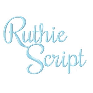 Può includere: Testo in corsivo azzurro su sfondo bianco. Il testo recita "Ruthie Script" in un carattere corsivo fluido. Le lettere sono leggermente ombreggiate, creando un sottile effetto 3D. Ideale per design digitali o articoli personalizzati.