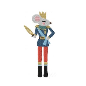 Könnte beinhalten: Gesticktes Design einer Maus, die als König gekleidet ist und eine goldene Krone, eine blaue Jacke und rote Beine trägt. Die Maus hält ein goldenes Schwert und hat eine blaue Schärpe. Das Design befindet sich auf weißem Hintergrund.