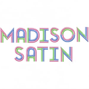 Könnte beinhalten: Gestickter Text auf weißem Hintergrund. Die Wörter "MADISON" und "SATIN" sind abgebildet. Die Buchstaben sind in Rosa, Grün und Blau umrandet, wodurch ein geschichteter Effekt entsteht. Das Design ist wahrscheinlich für einen personalisierten Artikel.