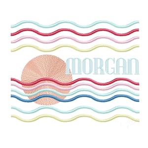Op de afbeelding: Een borduurontwerp met de naam "MORGAN" in lichtblauw, tegen een achtergrond van golvende lijnen in verschillende kleuren, waaronder rood, blauw en geel. Er is ook een cirkel met perzikkleurige textuur.