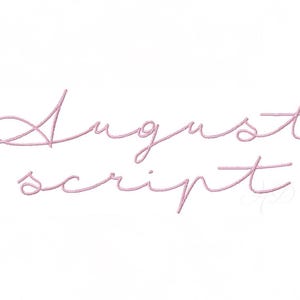 Può includere: Un disegno ricamato rosa chiaro su sfondo bianco. Il testo recita "August script" in un delicato carattere corsivo. Il design è semplice ed elegante, adatto a vari progetti artigianali.