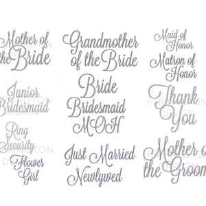 Puede incluir: Una colección de frases en texto cursivo para eventos de boda. Las frases incluyen "Madre de la Novia", "Dama de Honor", y "Recién Casados". El texto es de color gris suave, ideal para invitaciones.