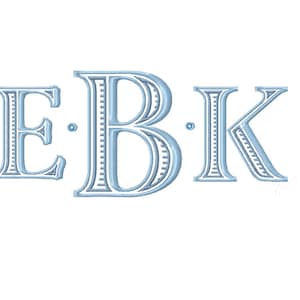以下が含まれることがあります： ライトブルーの装飾的なフォントで、文字E、B、Kを特徴とするモノグラム。文字は白い背景の中央に配置され、詳細でテクスチャ加工されたデザインです。モノグラムはパーソナライズに適しています。