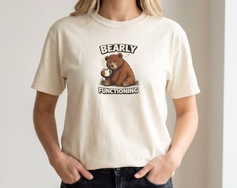 Camiseta de oso tomando café: diseño de oso durmiendo, camiseta gráfica acogedora