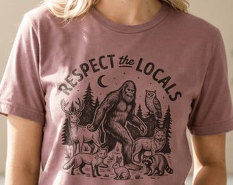 Camiseta "Respeta a los locales, Bigfoot", camiseta gráfica para amantes de la naturaleza, senderismo al aire libre, animales del bosque