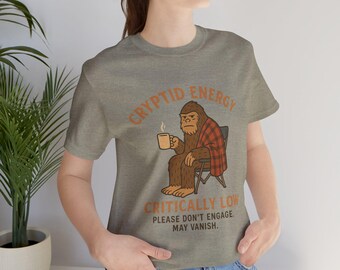 Camiseta Cryptid Energy Bigfoot: Divertida camiseta gráfica para introvertidos