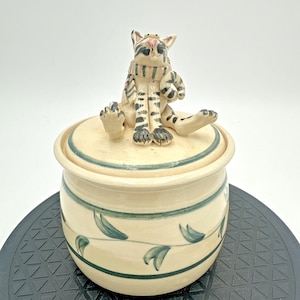 Cuenco de cerámica con tapa y diseño de gato de Carole Warburton