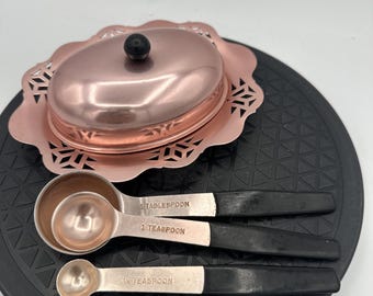 Burriera e cucchiai dosatori vintage in metallo color oro rosa, acciaio inossidabile, stile moderno di metà secolo.