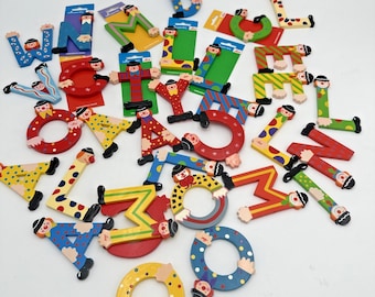 Gran lote de letras de madera con forma de payaso de Crocodile Creek (33 unidades).