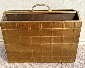 Revistero vintage de latón dorado estilo mediados de siglo para discos de vinilo LP.