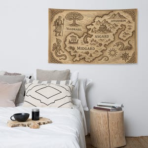 Mapa de mitología vikinga: banderín de pared de fantasía nórdica con runas y reinos: decoración nórdica para gamers y aficionados a la historia.