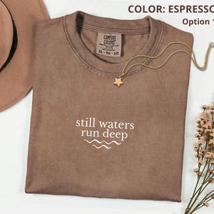 Still Waters Run Deep-tröja – Comfort Colors Nature Quote-tröja – 2 designer