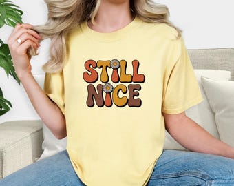 Camiseta Still Nice – Camiseta con colores cómodos – Humor minimalista retro – 6 diseños
