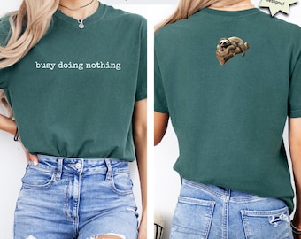 Camiseta "Busy Doing Nothing" - Colores cómodos - Camiseta con estampado de perezoso - 7 opciones de diseño para la espalda