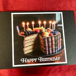 Carte de gâteau d'anniversaire de livres