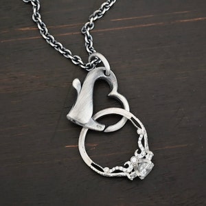 Halskette mit Ringhalter und Herzanhänger aus Sterlingsilber