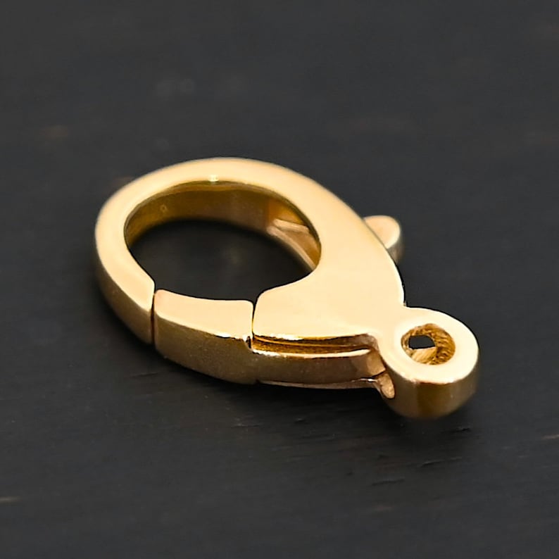 Puede incluir: Cierre de metal dorado con cierre de resorte. El cierre est&aacute; dise&ntilde;ado para sujetarse a joyas u otros art&iacute;culos.