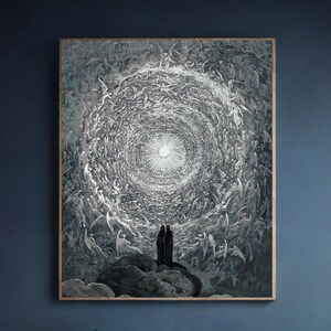 Könnte beinhalten: Gerahmtes Schwarz-Weiß-Kunstwerk, das einen Strudel von Figuren zeigt, die sich auf ein helles Licht zubewegen. Zwei dunkle Figuren stehen im Vordergrund auf einem felsigen Vorsprung. Das Kunstwerk hängt über einem blauen Sofa.