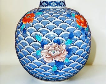 Objeto de arte de porcelana de Arita: composición de olas y peonías de Seigaiha, jarrón japonés pintado a mano.