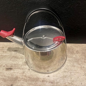 Bouilloire en acier inoxydable chromé poli 2,5 pintes, design signé Michael Graves, couvercle du bec verseur rouge coulissant, dessus ouvert, Alessi 9093